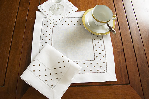 square linen placemt. chocolate colored polka dot.14" square.1pc